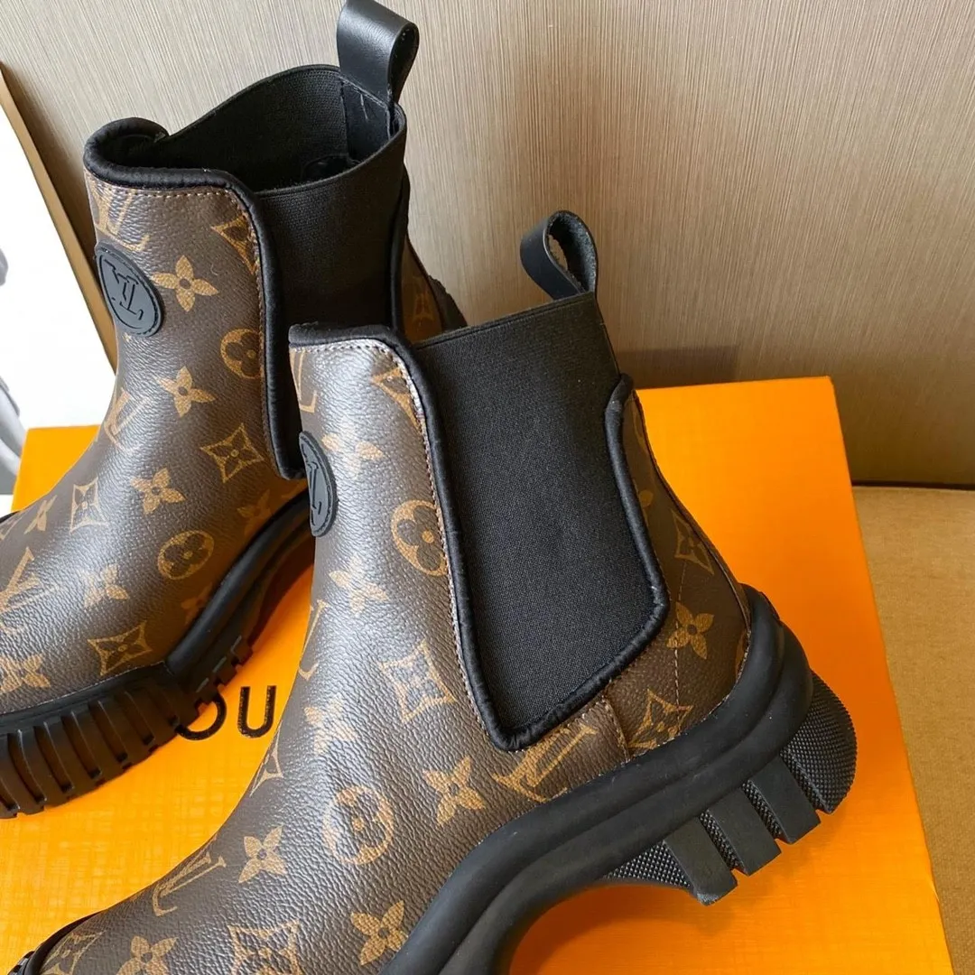👟👟Ex-factory price 700🌈🌈 Women's shoes, women's clothing Louis Vuitton Louis Vuitton 2022 catwalk new style, high-end customization, 1:1 replica, major star Internet celebrity catwalk style, a century-old classic, comfortable on the foot, with Louis Vuitton logo embossed leather label and wear-resistant leather outsole.  Fabric: Open-edge beaded cowhide, LV presbyopic leather, black cowhide, white cowhide. Lining: sheepskin. Number of yards: 35 to 40 (41 can be customized and cannot be returned or exchanged)